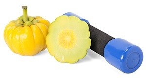 tva garcinia cambodia frukter och en bla och svart hantel mot en vit bakgrund tva garcinia cambodia frukter och en bla och svart hantel mot en vit bakgrund