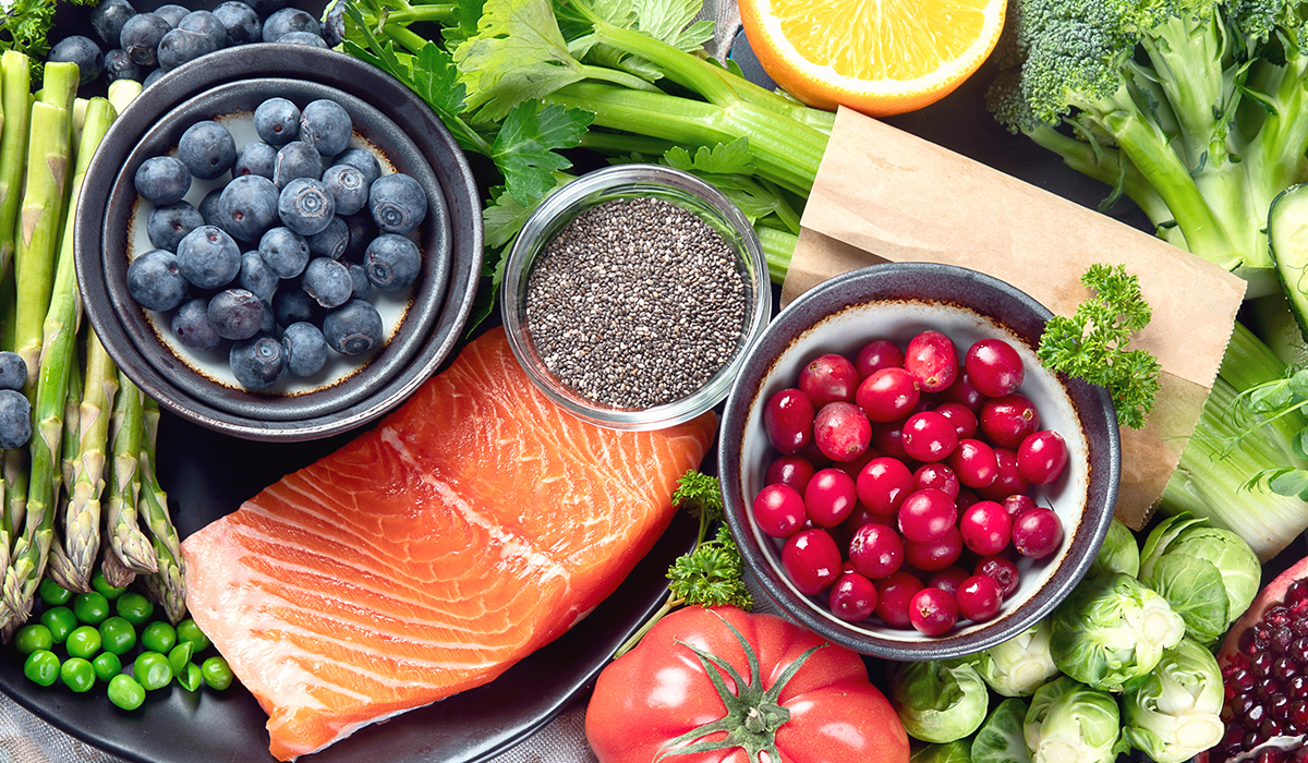 Ät mycket grönsaker, fullkorn och proteinkällor med låg fetthalt. Det kan hjälpa dig med din viktminskning.