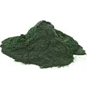 en stor hog med morktgront pulver mot en vit bakgrund