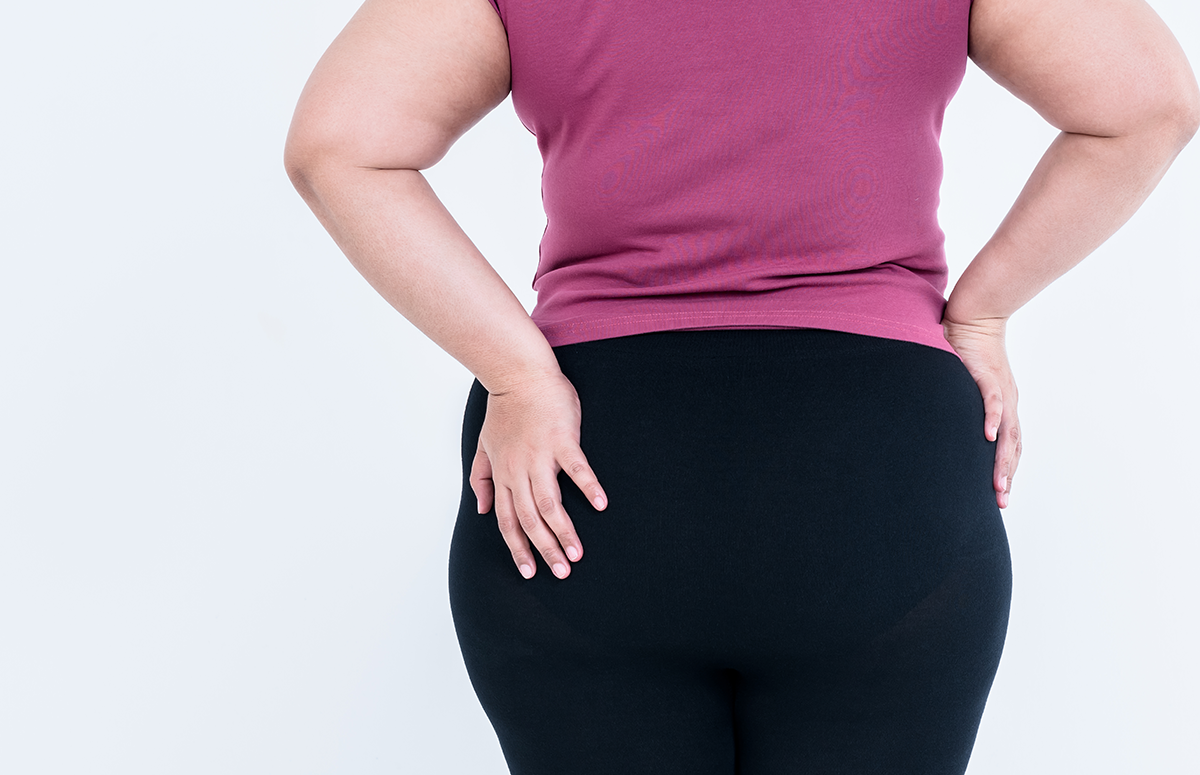 En person som har en hand på sin stora rumpa 