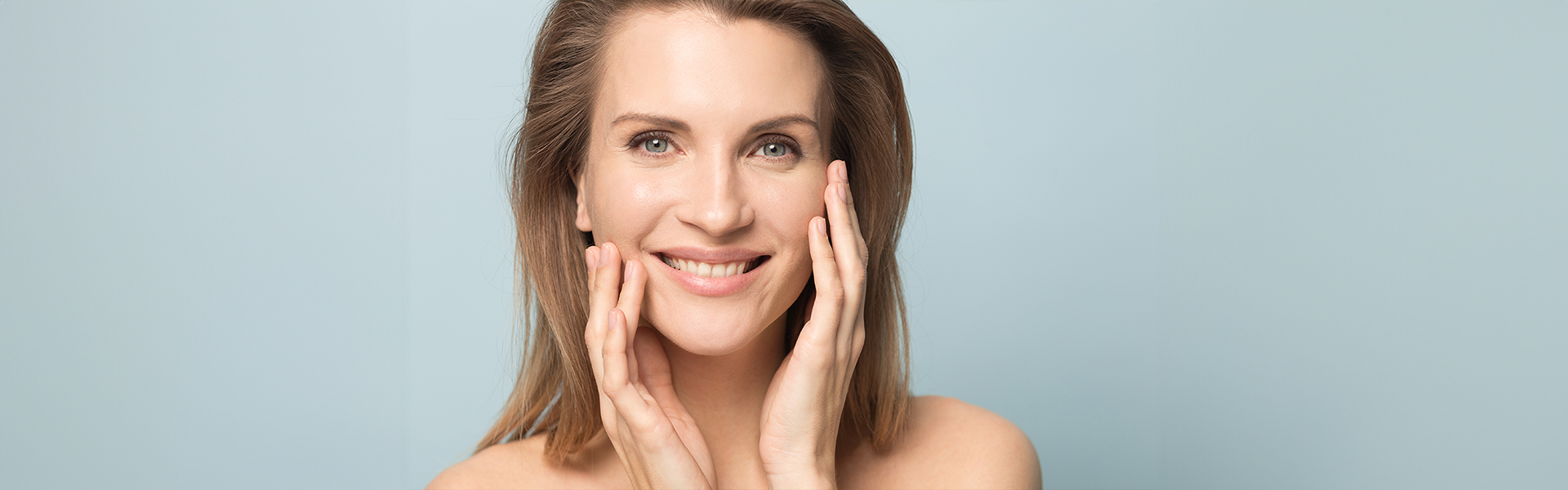 En bild på en äldre leende kvinna med silkeslen hud och inte några rynkor