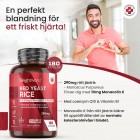 En glad man i bakgrunden av en burk med rött jästris från WeightWorld där även det beskrivs hur mycket produkten innehåller i mg form