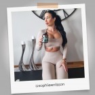 En influencer som visar upp sin burk av CLA kapslar från WeightWorld