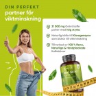 En kvinna med stora byxor och en burk av Grönt Kaffe för att visa att det hjälpt hen att gå ned i vikt