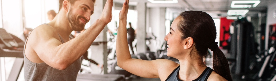 woman-holding-christmas-gift-home-2362761303 Det är alltid bra att ha folk runt omkring sig för att nå sina mål