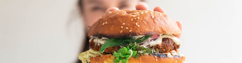 Eftersom du blir vegan behöver du inte gå miste om mat du gillar - det kommer alltid att finnas ett alternativ som liknar eller smakar mycket som det du brukade äta. Eftersom du blir vegan behöver du inte gå miste om mat du gillar - det kommer alltid att finnas ett alternativ som liknar eller smakar mycket som det du brukade äta.