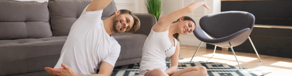 Två personer som gör yoga för att träna eftersom det är ett bra sätt att gå ner i vikt snabbt