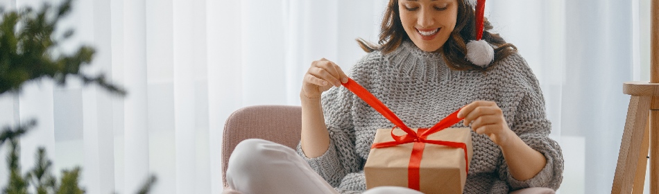 woman-holding-christmas-gift-home-2362761303 Det är viktigt att köpa julklappar till den man bryr sig om