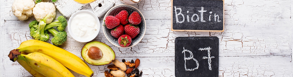 Bilden visar en mängd olika frukter, grönsaker och nötter samt texten Biotin och B7