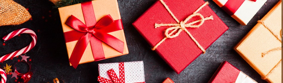 woman-holding-christmas-gift-home-2362761303 Hitta bland dom bästa julklappar du kan hos WeightWorld